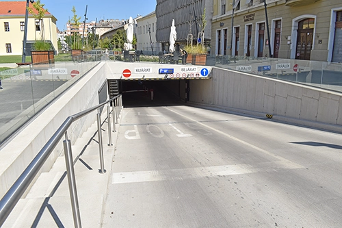 Sas utcai mélygarázs